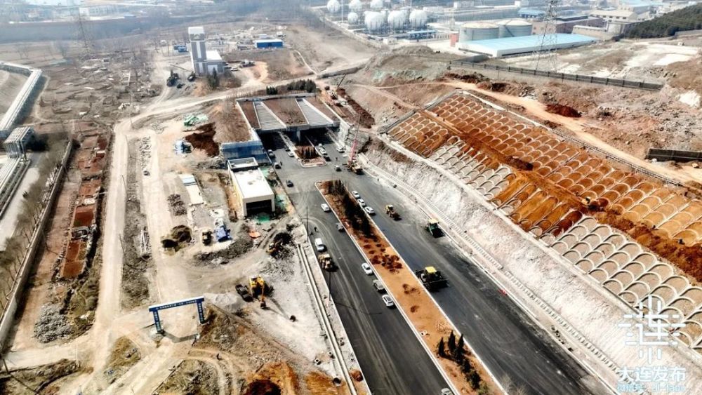 光明路延伸工程路面摊铺完成过半 要铺到最平整_腾讯新闻