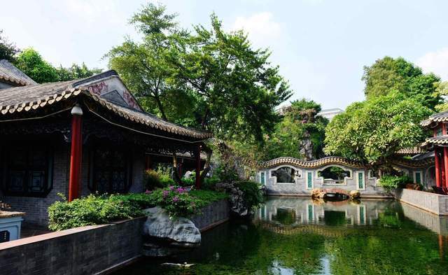 清晖园的精华是亭台楼阁和精致的园林门窗,设计精巧,布局紧凑,结构