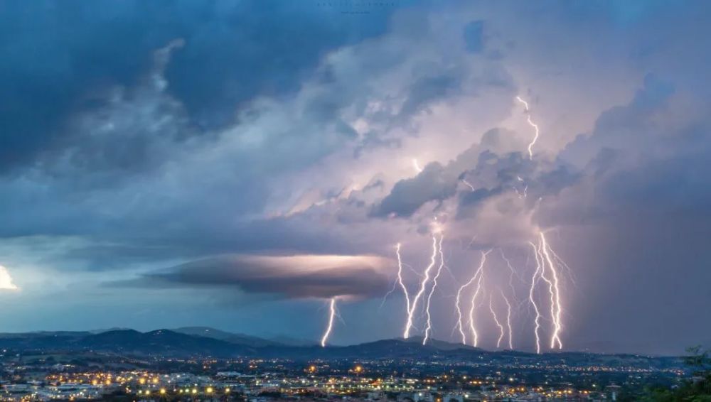 惊险杭州多名驴友在安徽登山途中遭雷击伤者全身麻木瞬间倒下