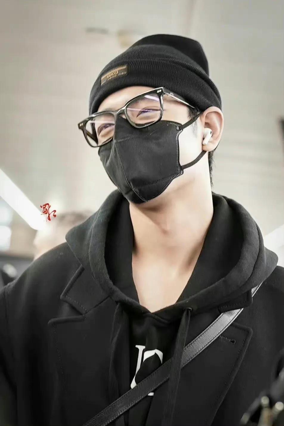 肖战抵达米兰机场,品牌派专业保镖接送,路人视角颜值身高太优越_腾讯