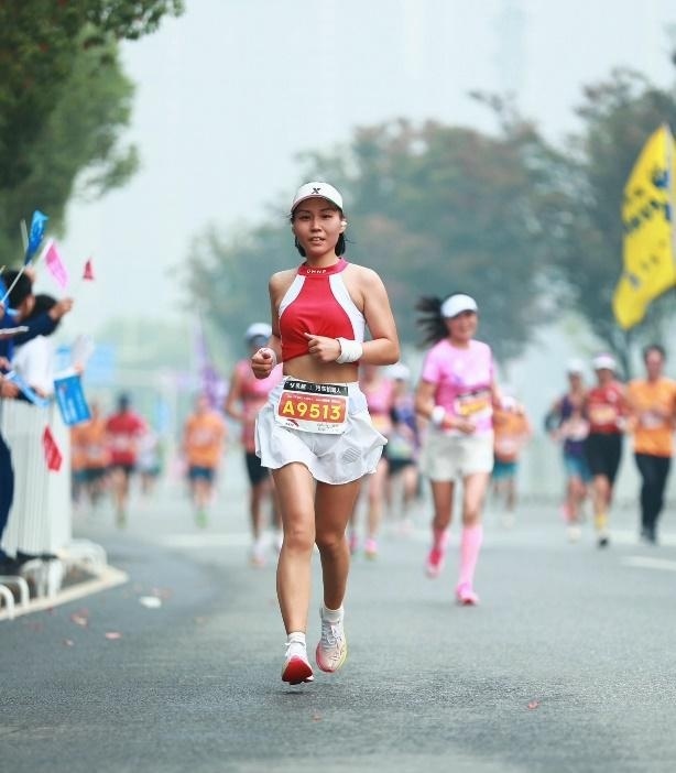 赵静是一个体育迷,在与马拉松相逢之前,她就积极参与瑜伽,健身和羽毛