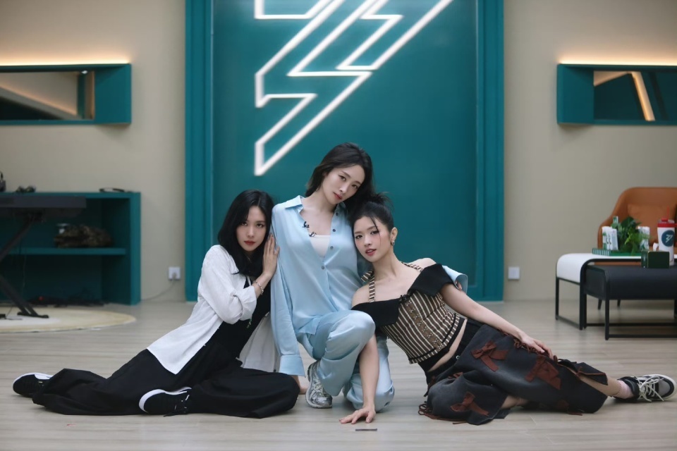 郑妮可,孟佳和王霏霏都是韩国女团级别的,这个配置的合作得有多好看啊