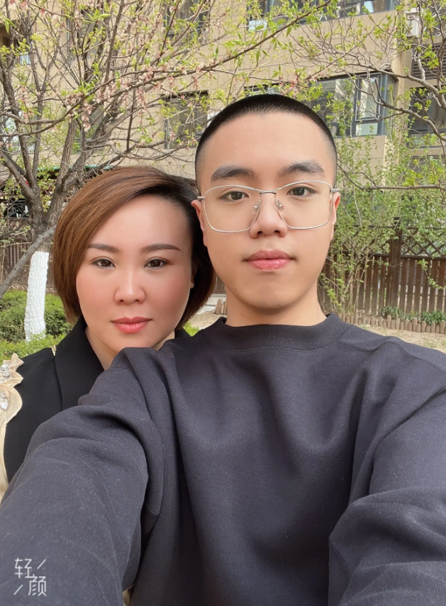 《乡爱》王小利送小儿子出国读书,父子俩拥抱告别,豪宅宽敞雅致_腾讯