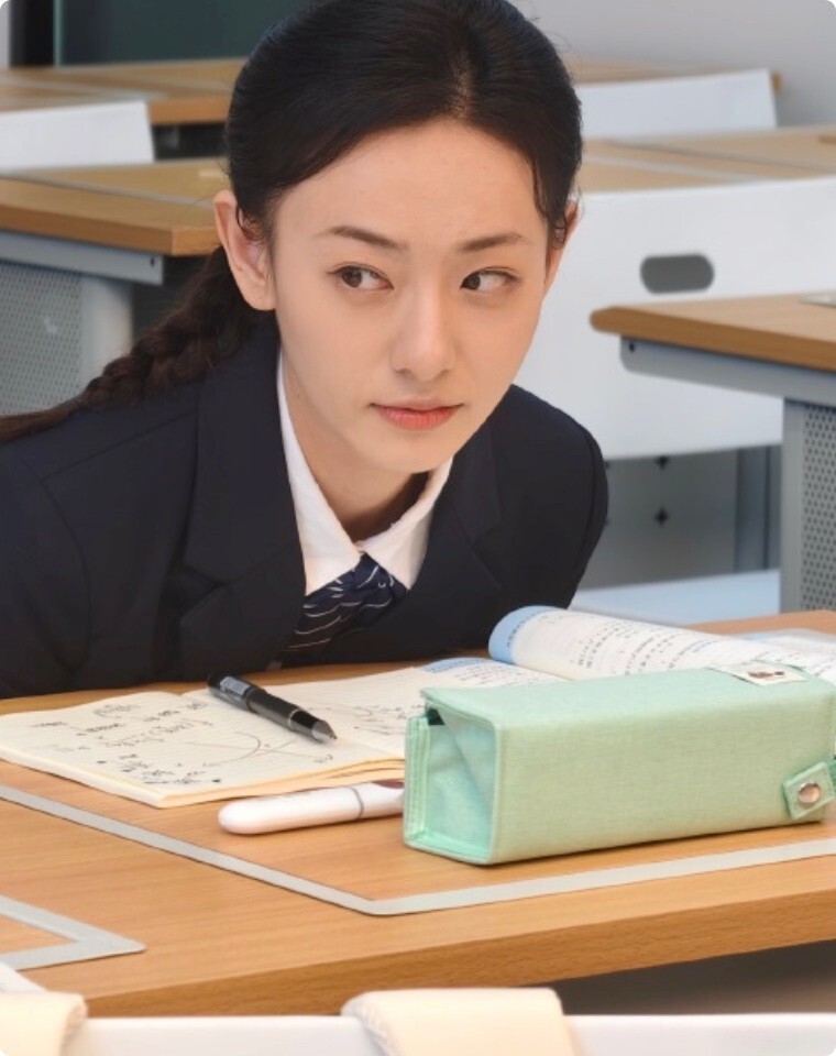 鞠可儿的高挑身材让她搭配百搭衬衣或简单连衣裙时都很抓人,妆发轻巧