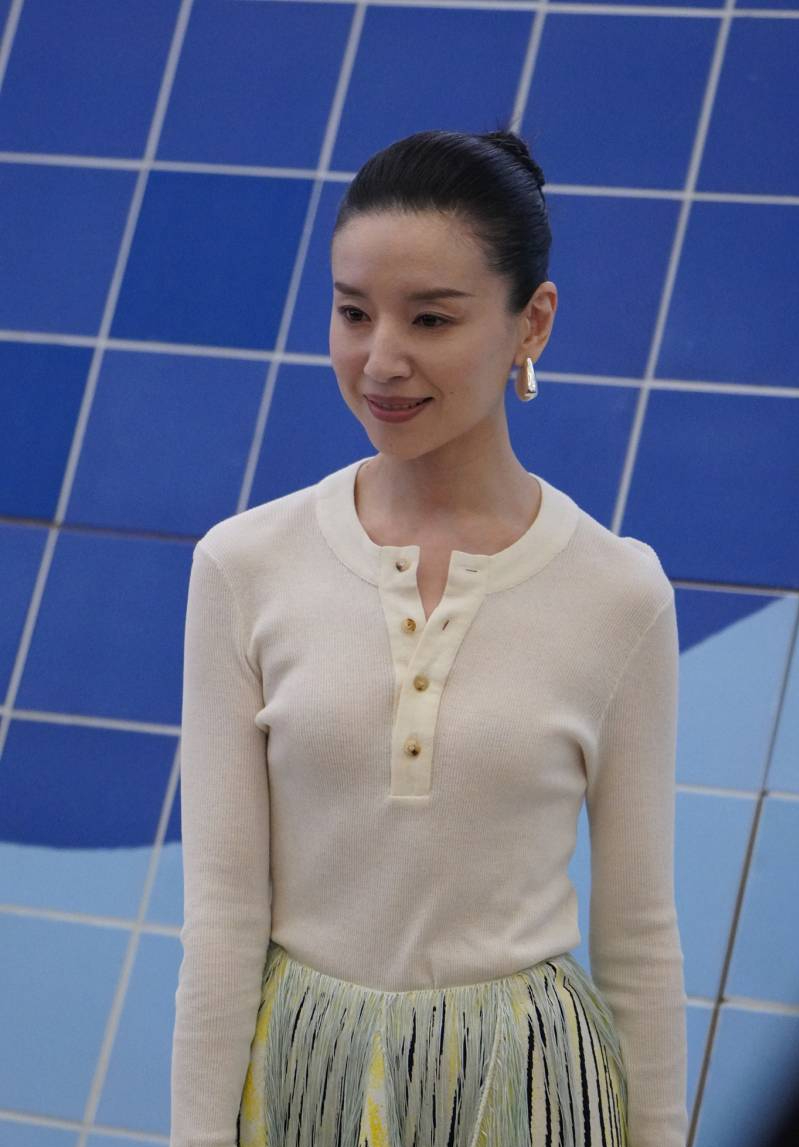 42岁郭晶晶和43岁董洁同框,郭晶晶"富贵相"的优势就出来了_腾讯新闻