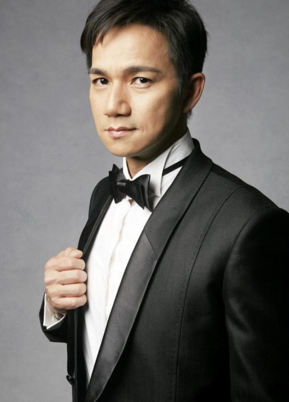 58岁港星骆达华去英国过年,妻子在街头踮脚献吻,学霸女儿颜值高