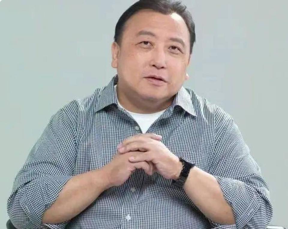 烂片之王王晶曝港圈内幕，被向华胜派人暴打，片场对峙200人_腾讯新闻