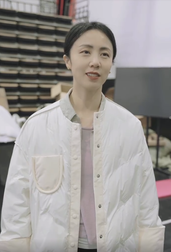 45岁孙莉与网友合影,被赞美得像白天鹅,生图眼袋法令纹明显_腾讯新闻