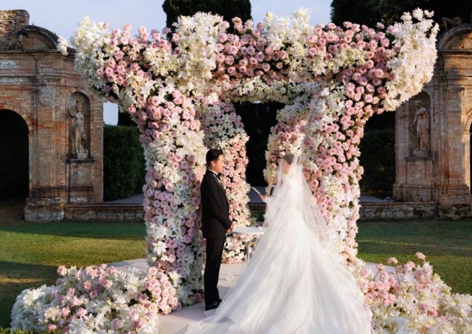 吴千语婚礼现场照曝光,与老公施伯雄甜蜜拥吻,男帅女美超般配