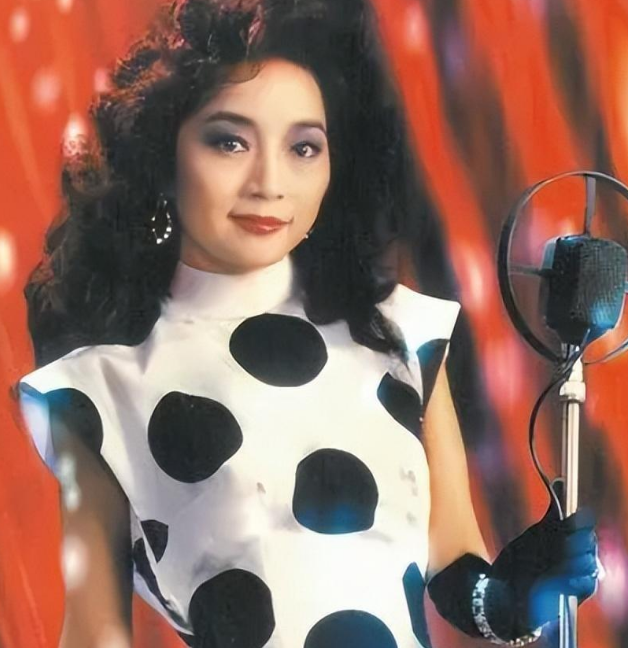 她宁愿离婚也不愿改变中国国籍,春晚为她破例,74岁仍单身