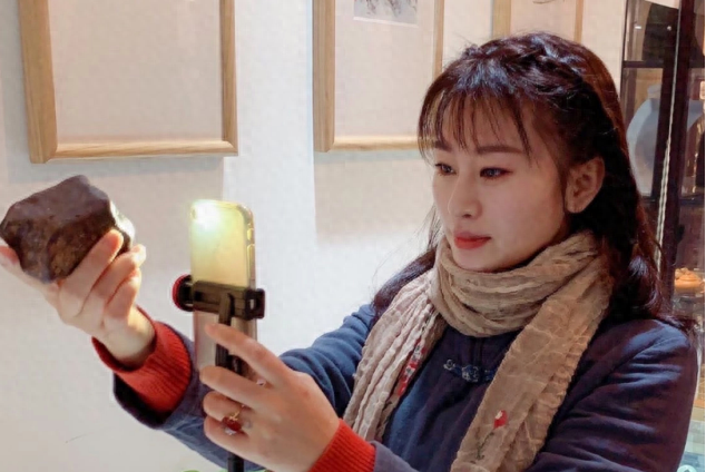 陨石猎人杨可欣:5年冒死捡600颗陨石,拒绝天价收购,自开陨石馆_腾讯