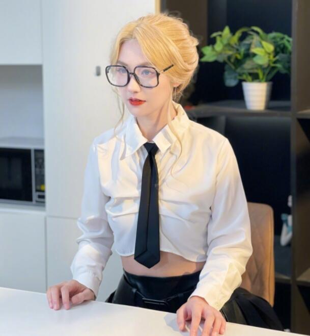 lpl初代女神小苍晒自拍丝毫不像40岁的人越来越年轻了