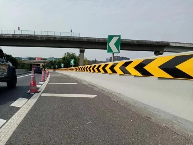 高速试点新型诱导标,反光效果提升444倍_腾讯新闻