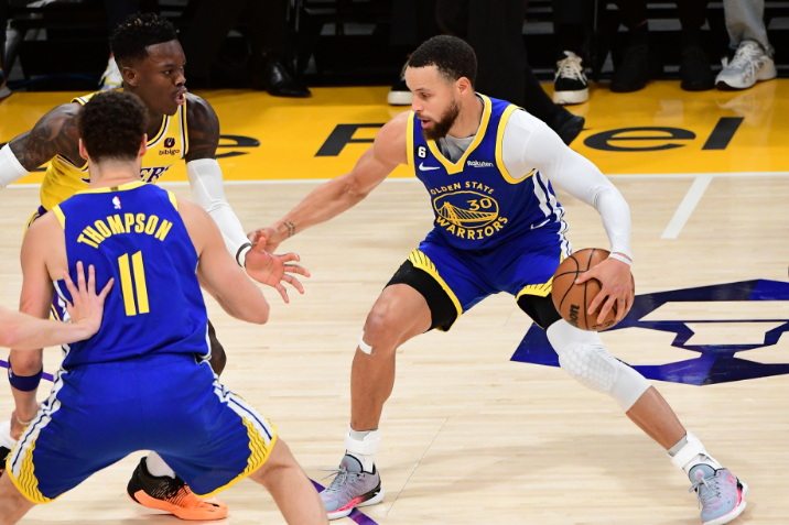 浓眉内线得手,施罗德三分命中,湖人很快把比分变成18-7,分差拉开到