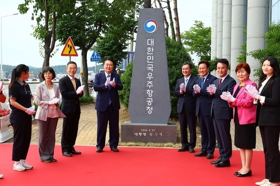 还发表了演讲,期间豪言壮语不断:5月27日,他们还效仿美国航空航天局