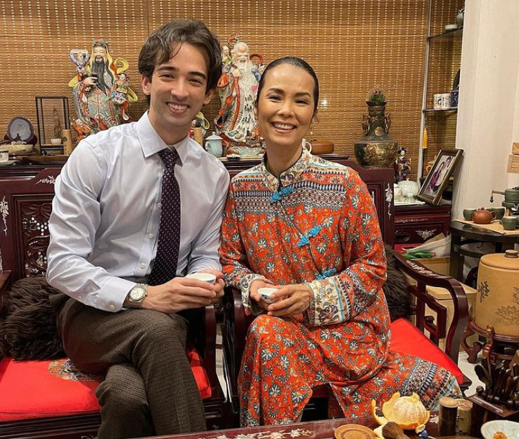 韦唯晒美国生活照,携子参加豪宅派对太惬意,59岁穿红裙身材曼妙