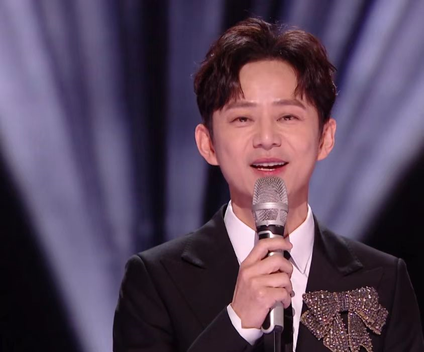 何炅晚会落泪遭质疑,被曝父亲去世强撑上场,谢娜隔空拥抱惹猜测插图