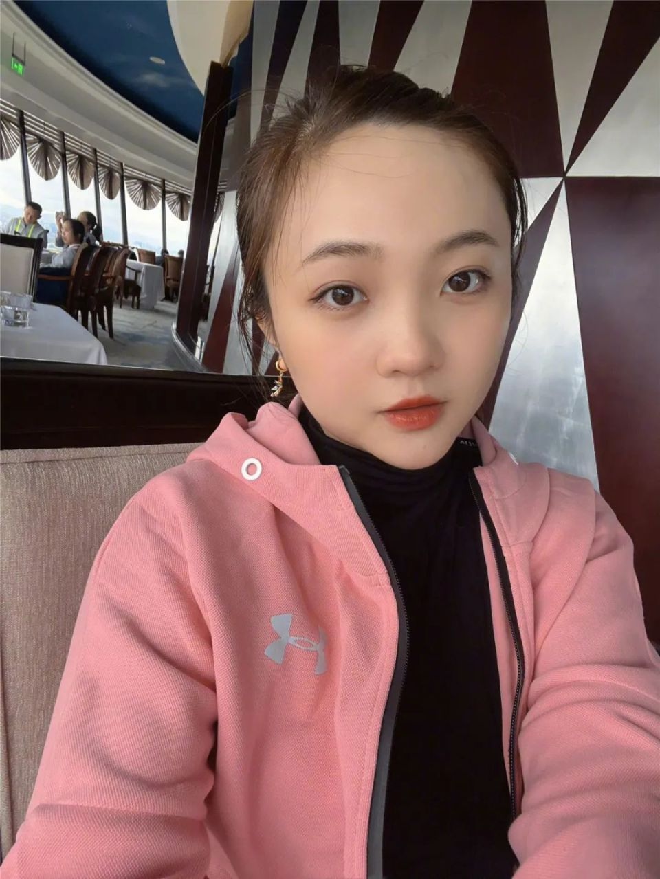 林妙可旗袍秀惊艳全场,珍珠发饰更添名媛气质,优雅迷人_腾讯新闻