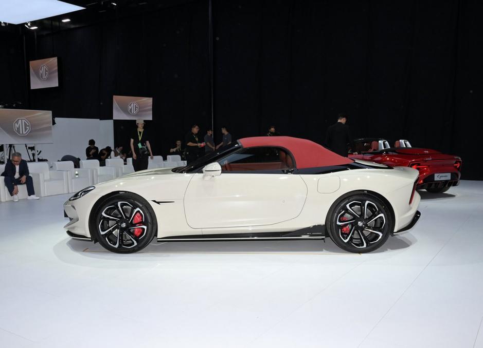 名爵mg cyberster:30万出头的敞篷跑车,年轻人的梦想之车