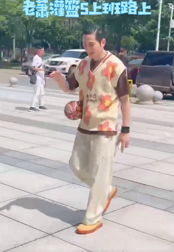 萧敬腾求婚后首露面，携未婚妻录节目，50岁林有慧穿着宽松肚子凸起-萧敬腾?