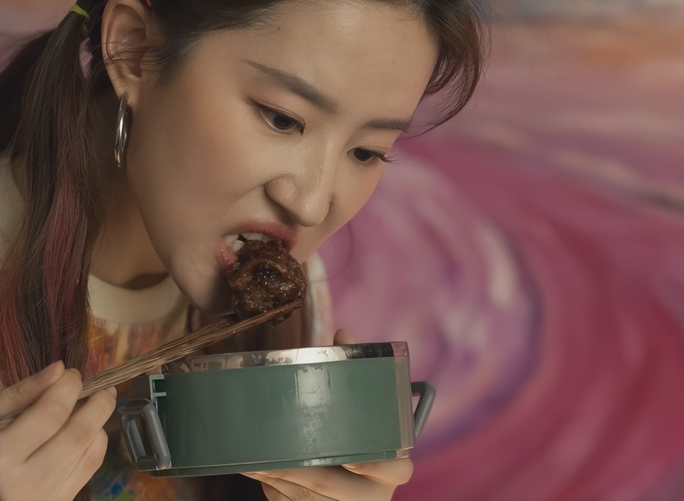 说实话,看着刘亦菲吃饭,总感觉她不是在演戏,而是真的饿了,真的尝到了