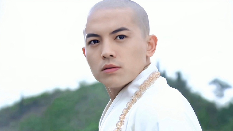 说起光头造型,那怎么能少得了崔鹏,他在《楚留香传奇》中饰演的无花帅