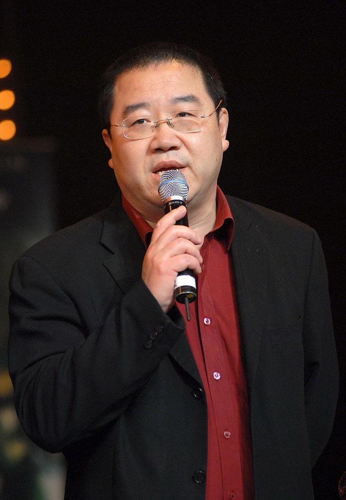 帮大舅哥梁左还了债务,还和梁天一起照顾他的妻女_腾讯新闻