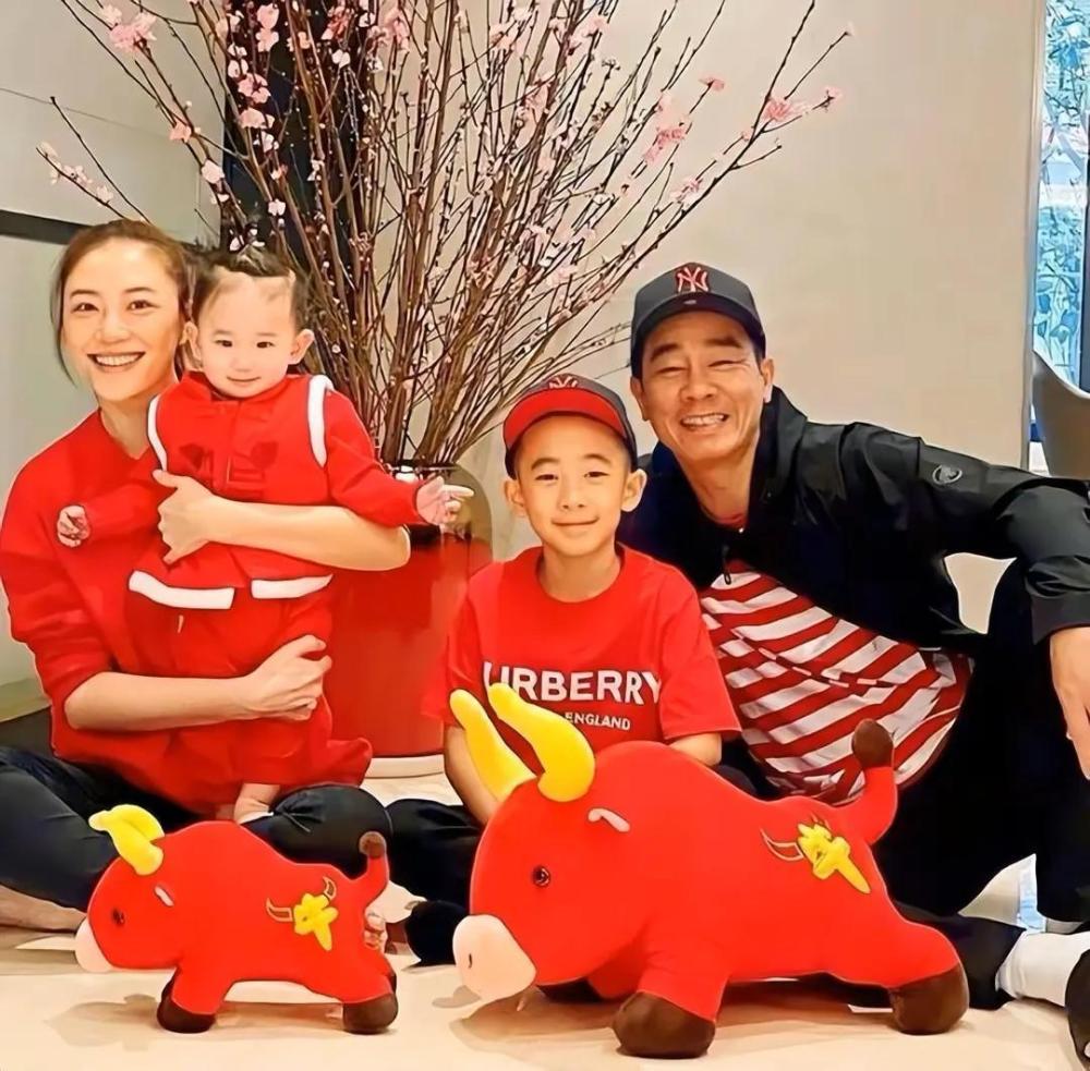 应采儿晒母子三人合影,穿同款圣诞装画面温馨,hoho又被认成女儿插图9