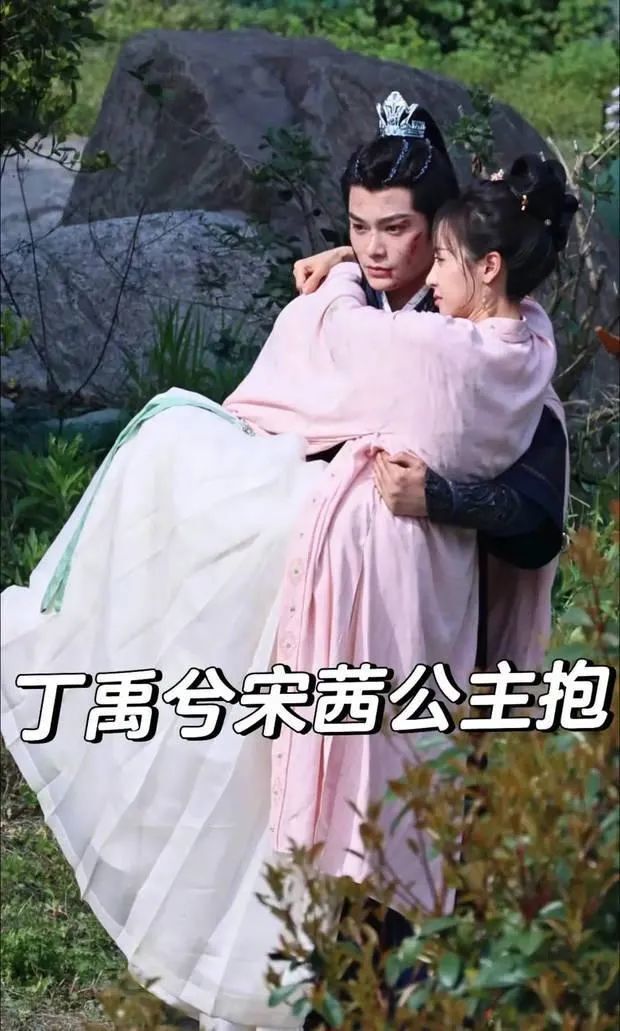 古装爱情剧《山河枕》路透,丁禹兮公主抱宋茜,眼神拉丝甜到炸!