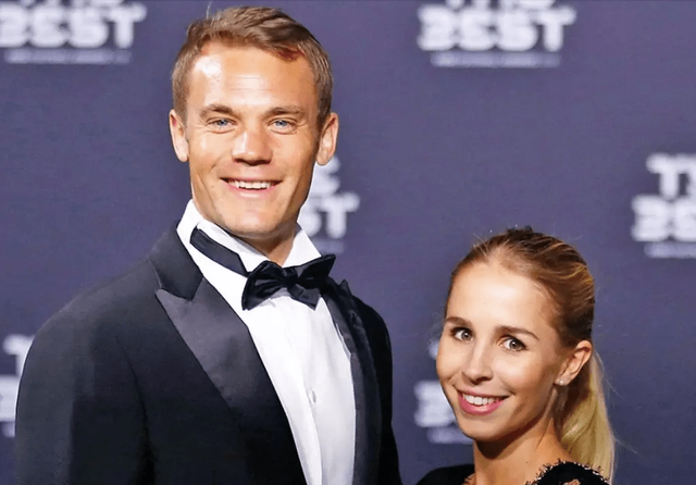 而在宣誓仪式结束后,诺伊尔夫妇立即从婚房前往旁边的阳台,欣赏风景