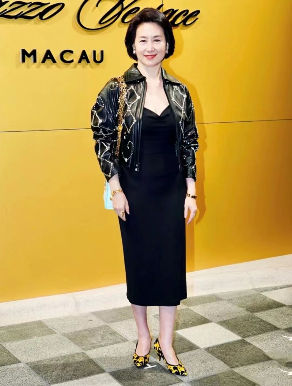 何超琼不愧是真名媛,61岁体态挺拔优雅,穿紧身裙烫卷发洋气高贵