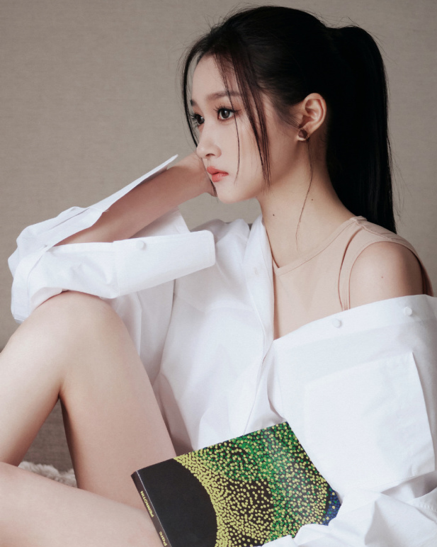 关晓彤巴黎时装周白衬衫造型太欲了,这双大长腿真实存在的吗?