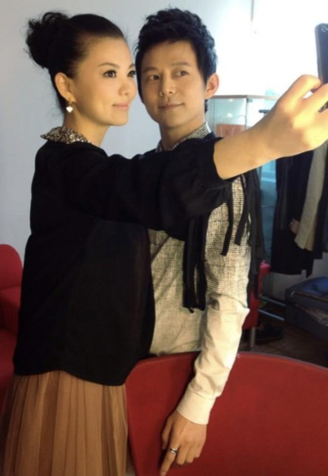 搭档,虽然李湘比何炅还小2岁,但是当年是她带着何炅主持《快乐大本营