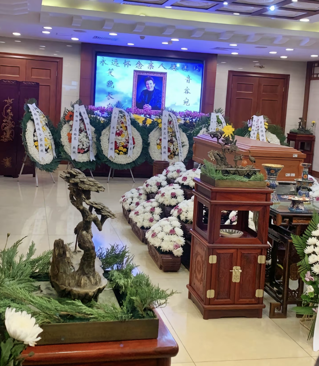 德德玛葬礼现场:腾格尔神情悲伤,丈夫14字挽联惹人泪目