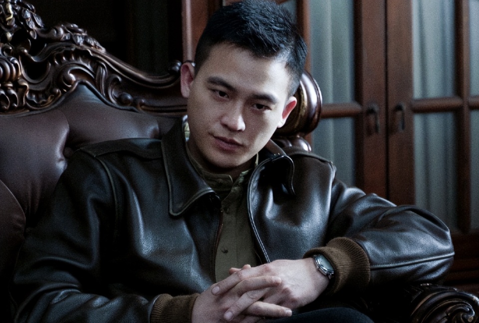 欧豪还是在电影圈里混比较好,以男主身份来扛这样一部谍战剧,热度用"