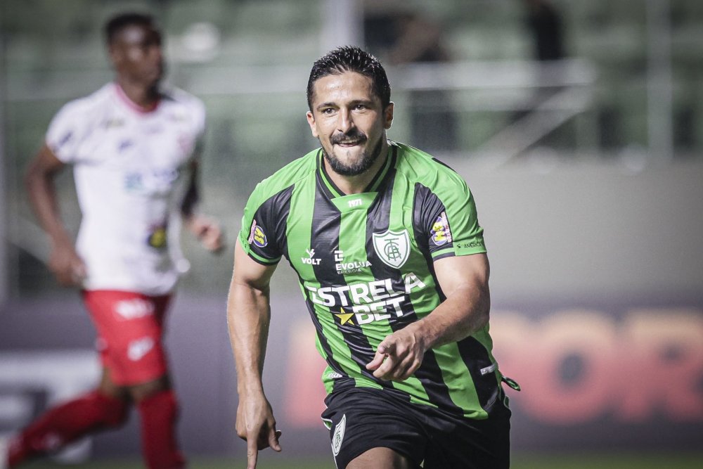 纳和尼诺·帕拉伊帕,阿莱,埃马努埃尔·马丁内斯和儒尼尼奥组成三中场