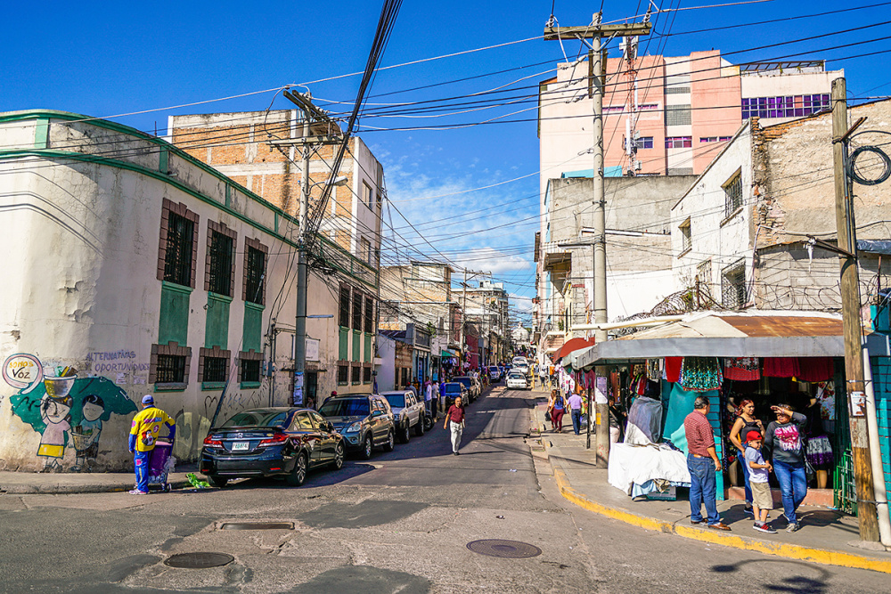 洪都拉斯有900多万人口,2022年经济总量为296亿美元,人均gdp为3200