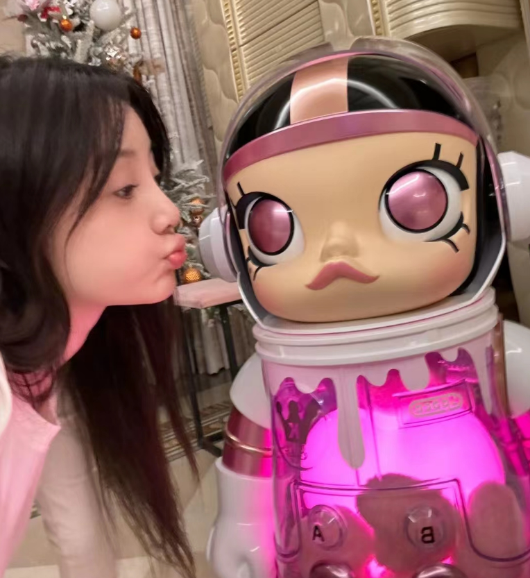 李小璐晒女儿,甜馨不受压岁钱争议影响露甜笑,和爸爸贾乃亮超像_腾讯