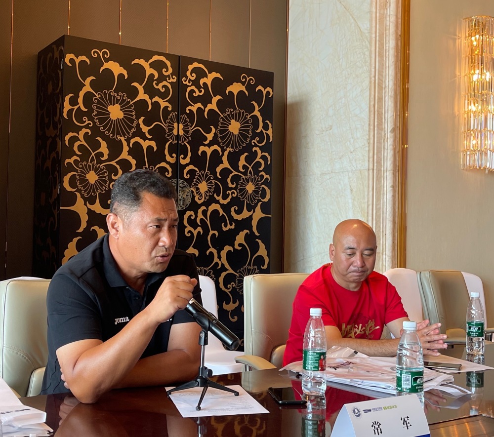 大连土地发展集团董事长耿树丰,大连市足球球迷协会执行会长常军,大连