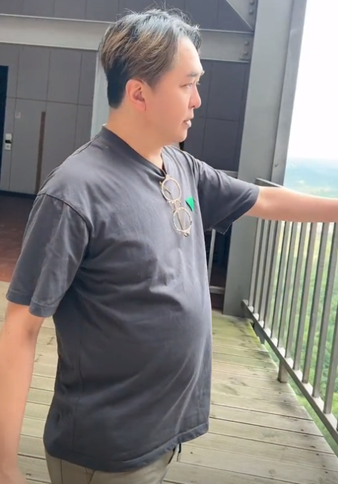 知名男星健康引担忧!肚大到像怀孕手脚却纤细,养3个女友惹争议