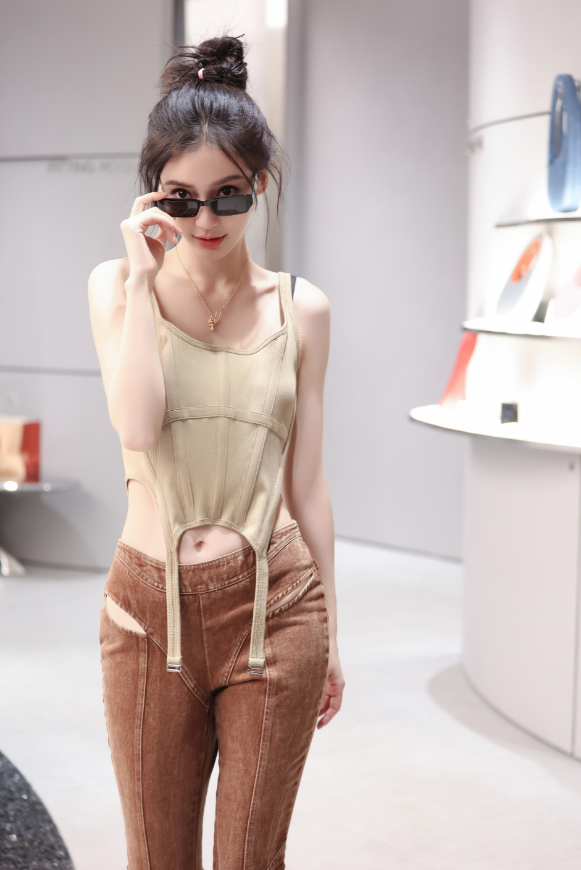 35岁angelababy晒泳装美翻了,对比15年前的泳装照,更瘦了