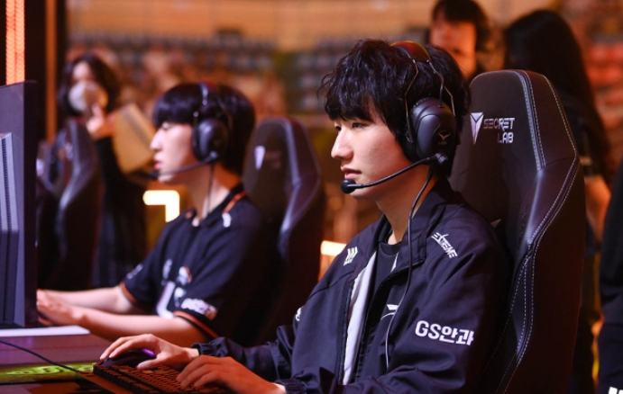 小花生称赞老队友Faker，对2024年成绩很满意_腾讯新闻
