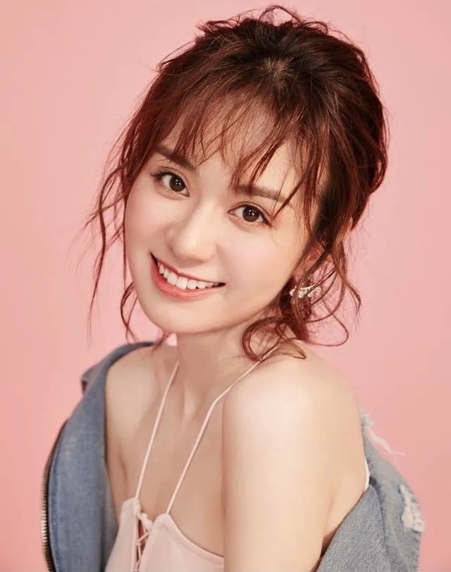 今年30岁的郑合惠子,出道快10年了,曾经考入了北京现代音乐研修学院