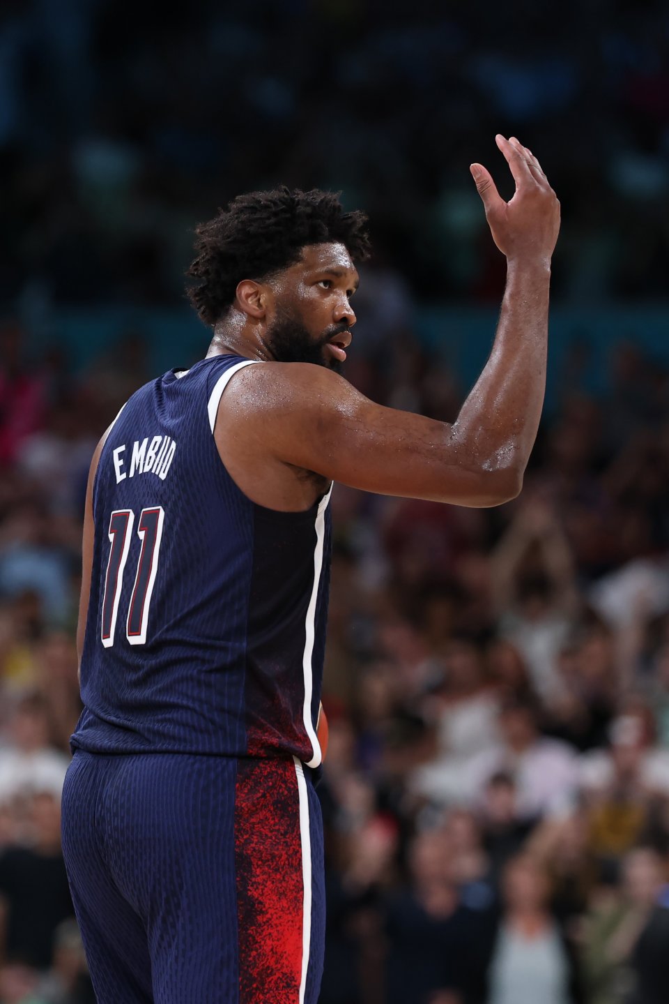 恩比德遭法国球迷狂嘘后再谈为何选美国 老詹出面力挺大帝