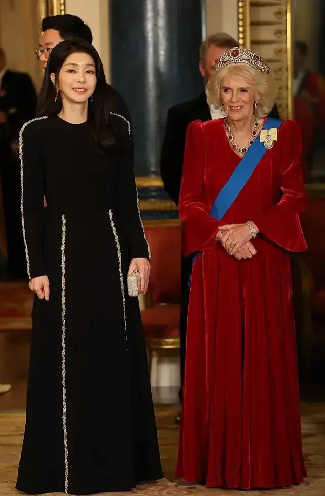 blackpink现身白金汉宫被查尔斯点名队友兴奋lisa眼中无光