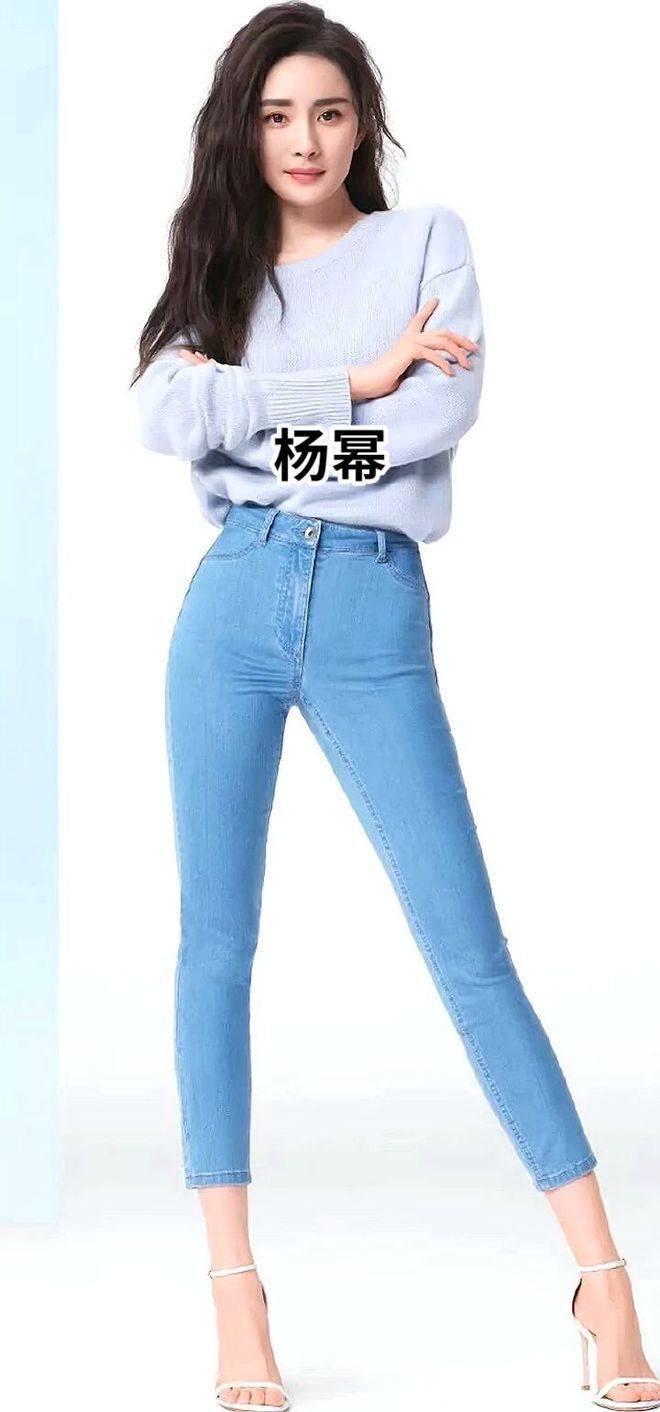 同样喜欢穿牛仔裤的女明星还有迪丽热巴,她在机场被拍到的照片中就穿