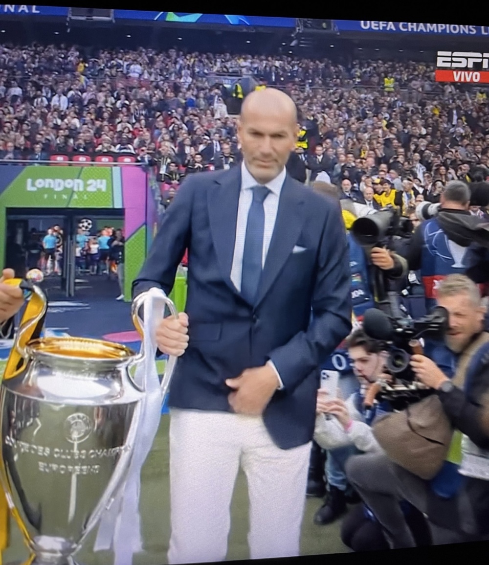 欧冠决赛众生相:齐达内西装作法,卡队赢合同,克罗斯罗伊斯相拥