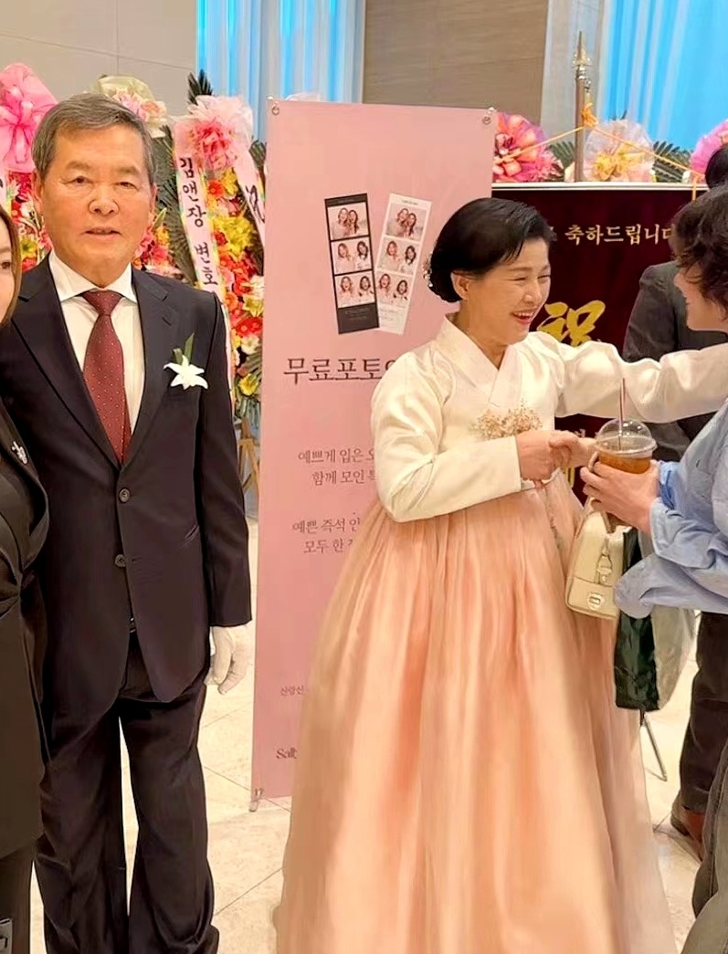 宋仲基带老婆出席妹妹婚礼,凯蒂产后首露面美得发光,全家乐开怀