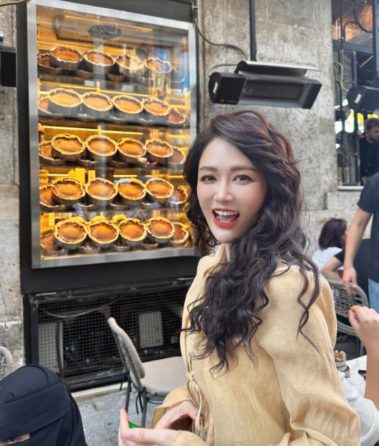 下图中,alan镜头下的陈乔恩顶着一头卷发笑容明媚看向镜头,满脸都是