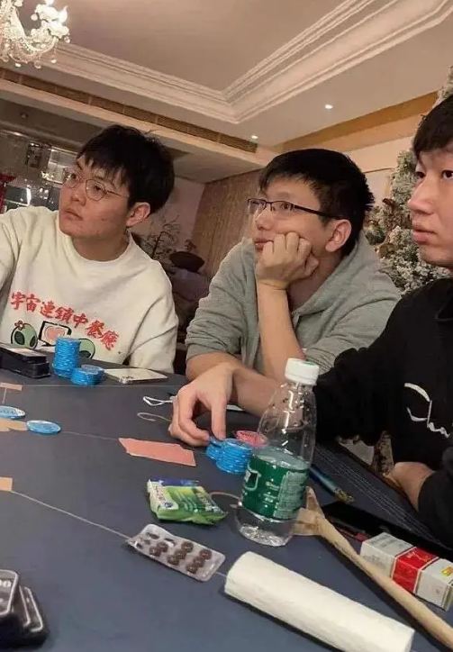 趁着这件事,之前lpl选手的很多牌桌照也被扒了出来,比如369,万磊